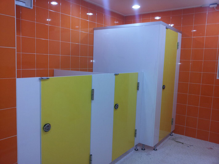 Thi Công Vách Ngăn Compact HPL Cho Nhà Vệ Sinh Trường Học