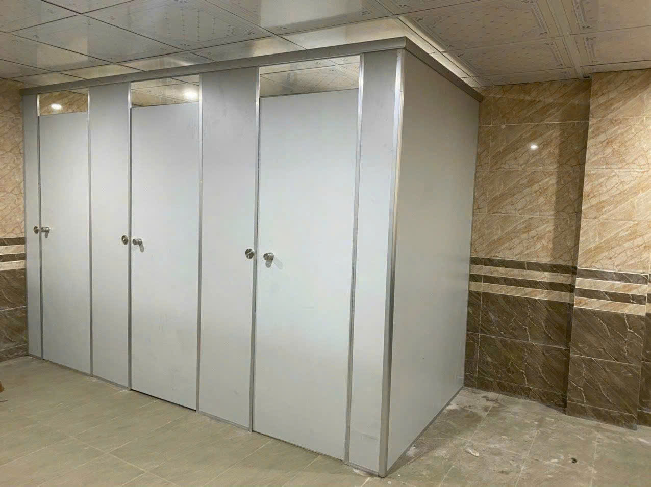Vách ngăn phòng thay đồ giá rẻ